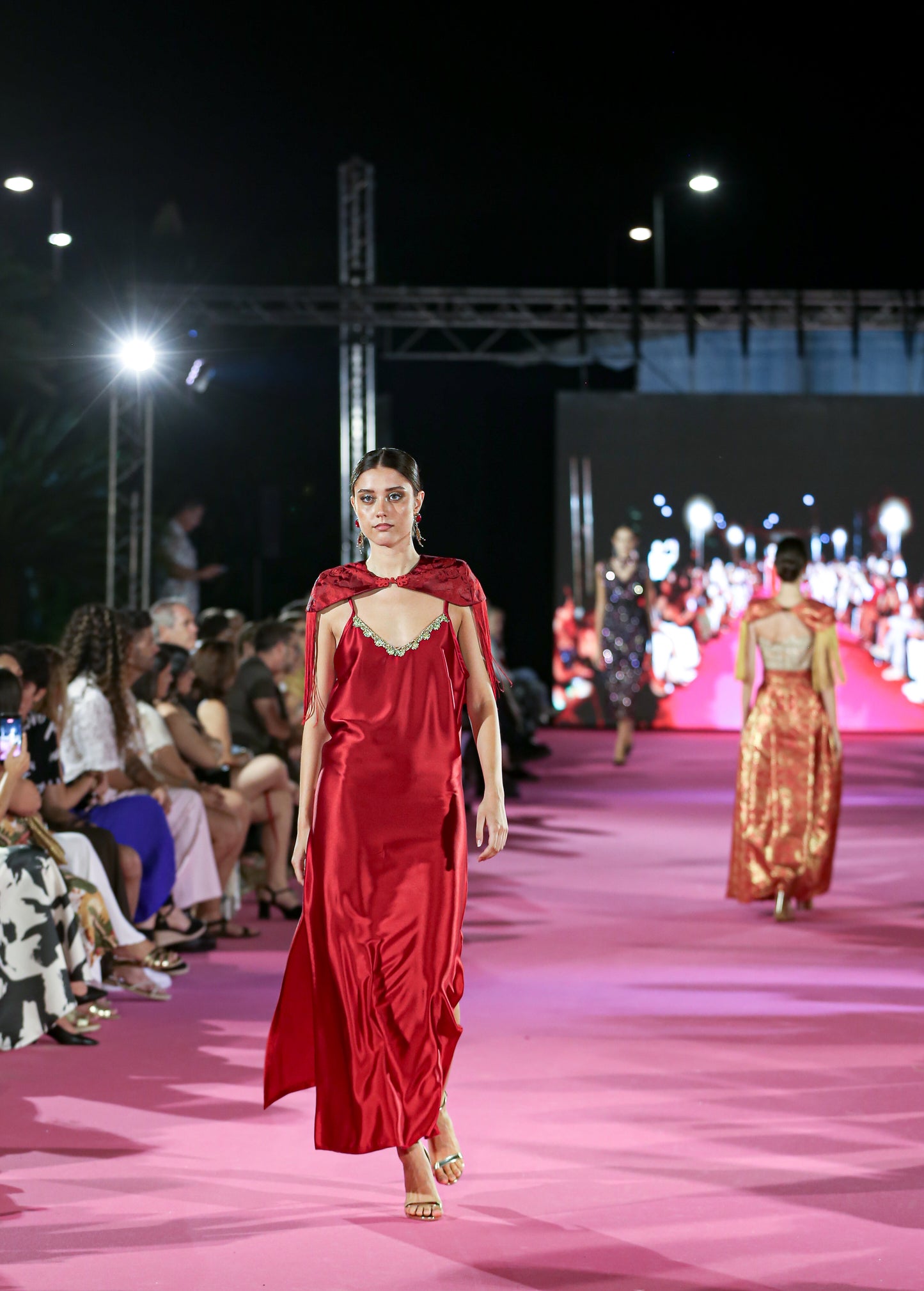 Conjunto Vestido Lencero Rojo y Capita Brocada Colección Mediterránea