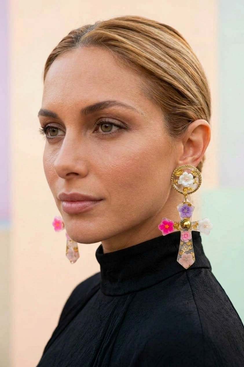 Pendientes Victoria Flor de Julieth vistos de frente sobre modelo