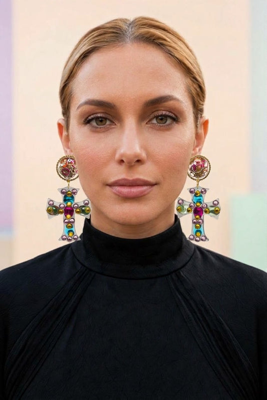 Vista frontal de modelo con pendientes Victoria Luz Multicolor de Julieth