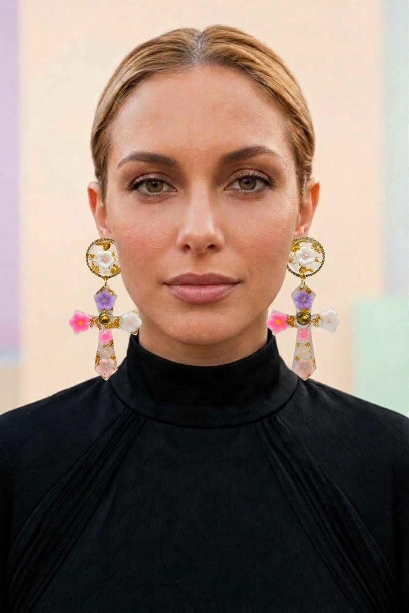 Pendientes Victoria Flor de Julieth vistos de perfil sobre modelo