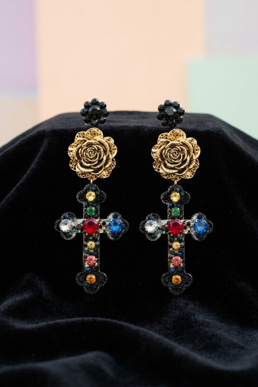 Par de pendientes Victoria Rosa Barroca con rosas de tono dorado y cruces negras multicolor