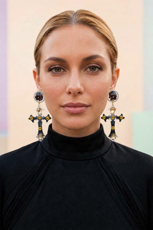 Vista frontal de modelo con pendientes Victoria Cruz Ámbar de Julieth