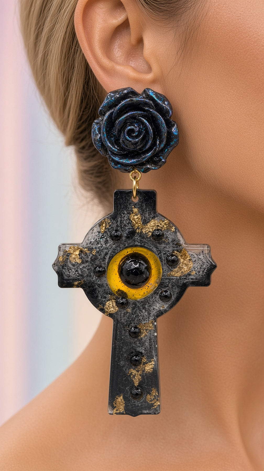 Vista frontal de modelo con pendientes Victoria Rosa Azul Metalizada de Julieth