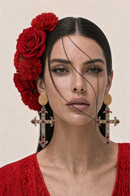 Vista frontal de los pendientes Victoria Cruz Rubí de Julieth sobre modelo