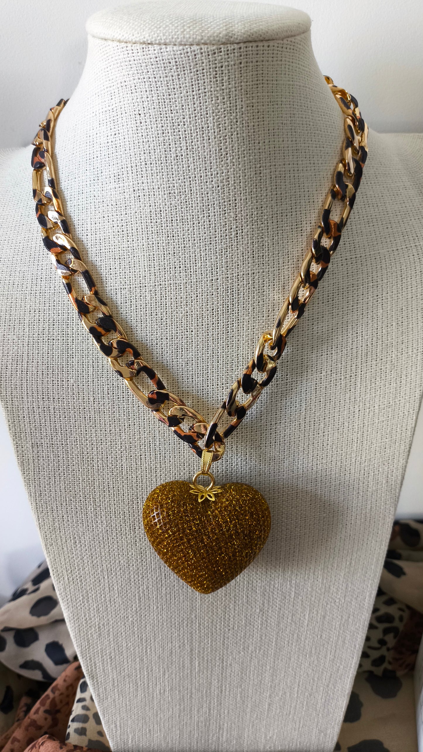 Collar Animal Print Esplendor Corazón Dorado Metalizado