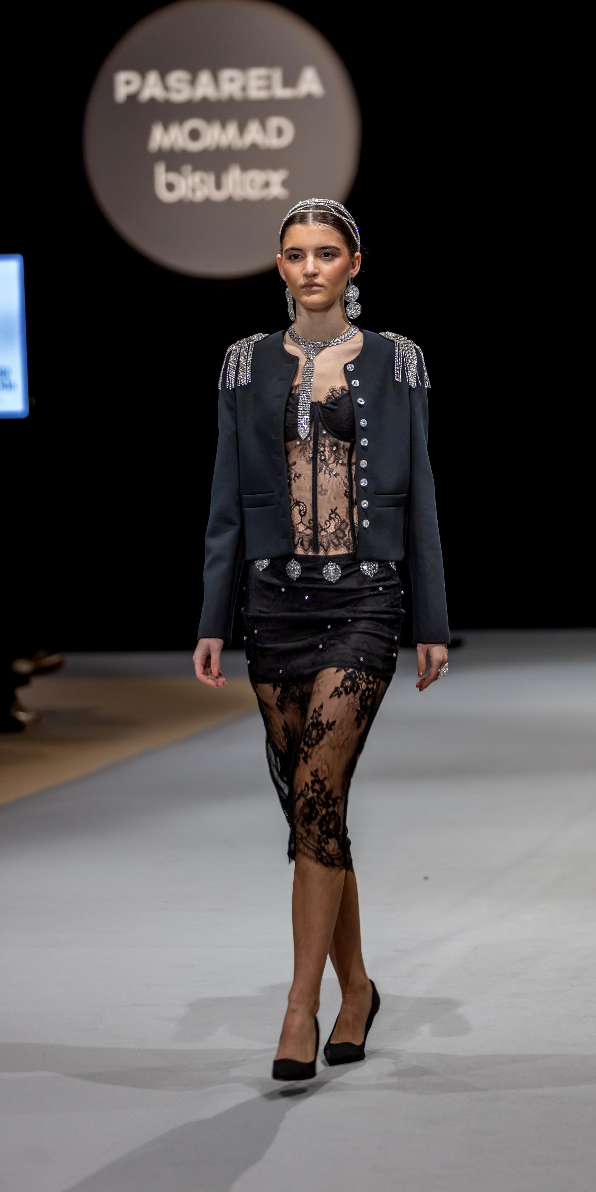 Conjunto Chaqueta  Negra con Corset más Falda Con Encaje+ Joyería - Julieth  