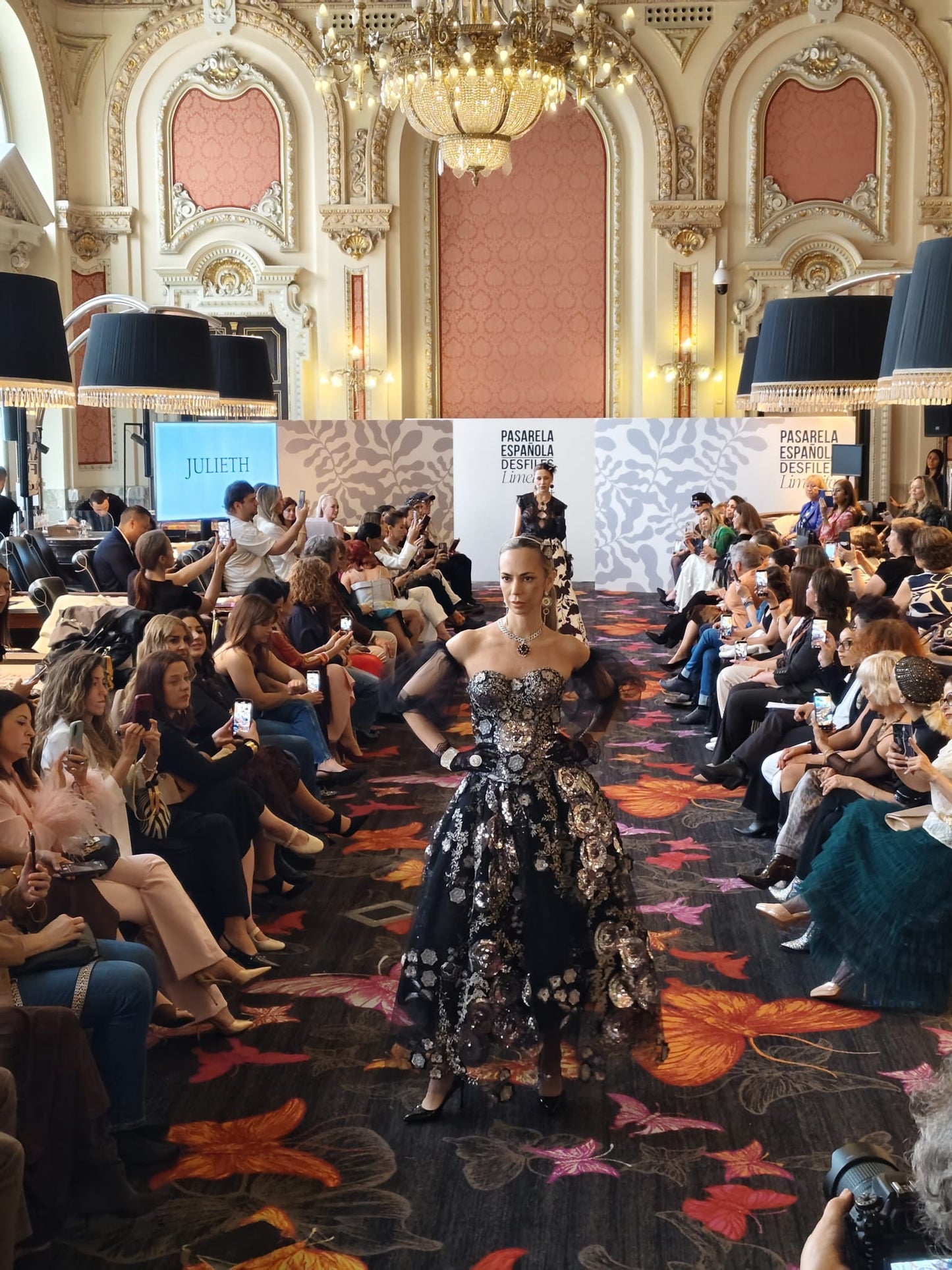 Falda, Corset, Choker y Pendientes – Alta Costura Julieth