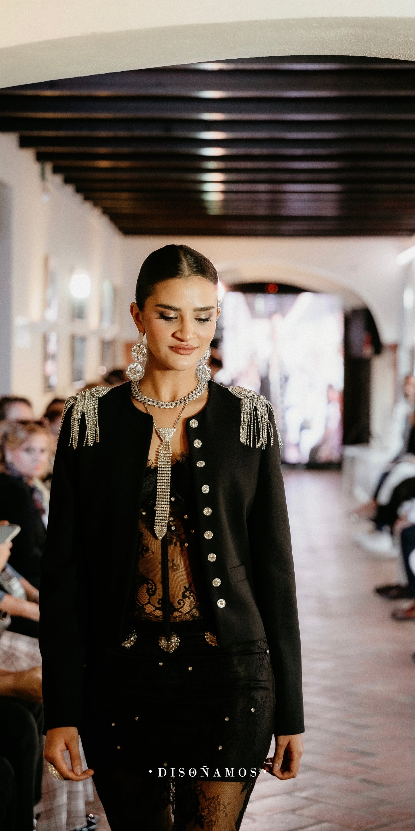 Conjunto Chaqueta  Negra con Corset más Falda Con Encaje+ Joyería - Julieth  