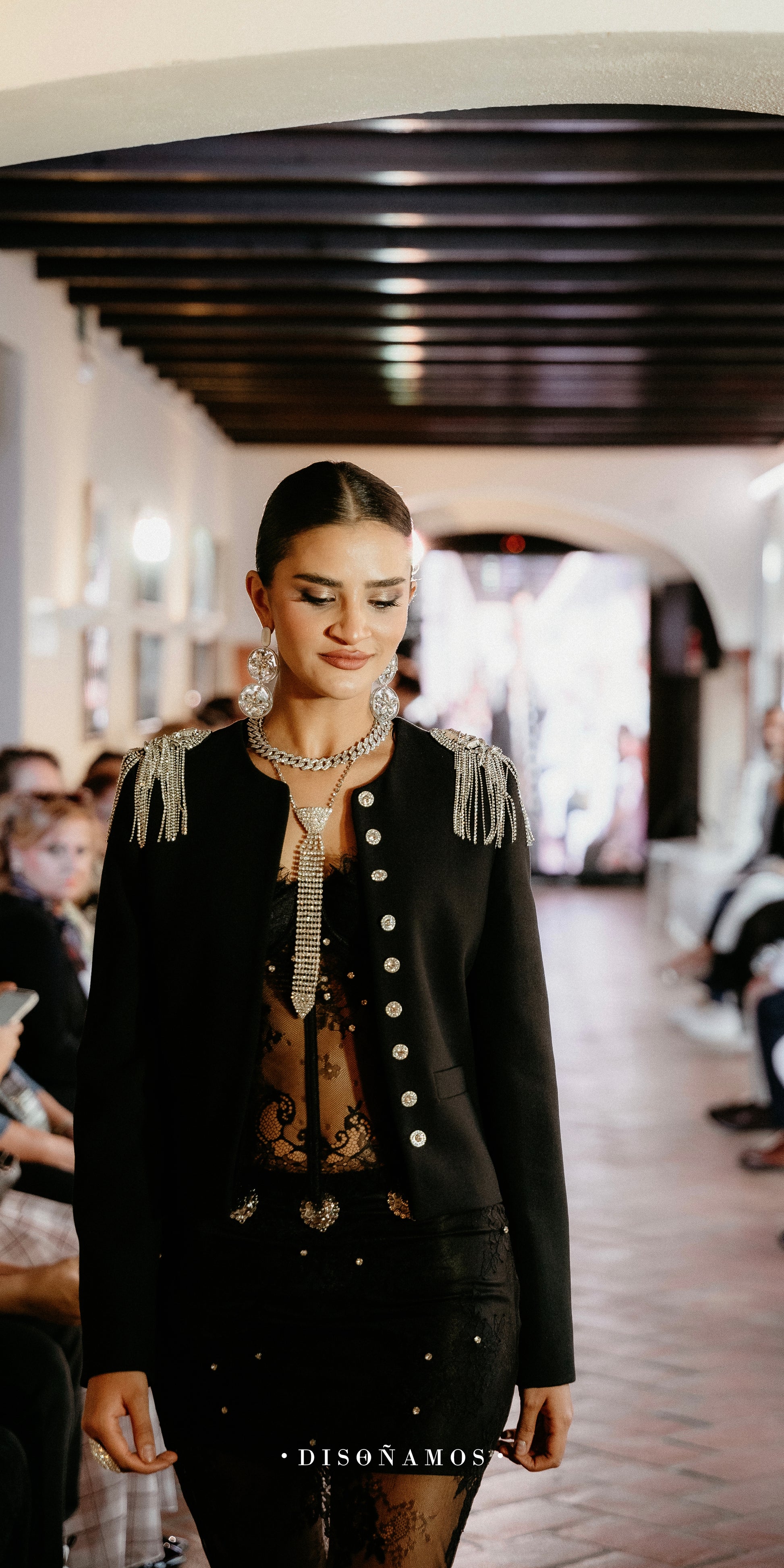 Conjunto Chaqueta  Negra con Corset más Falda Con Encaje+ Joyería - Julieth  