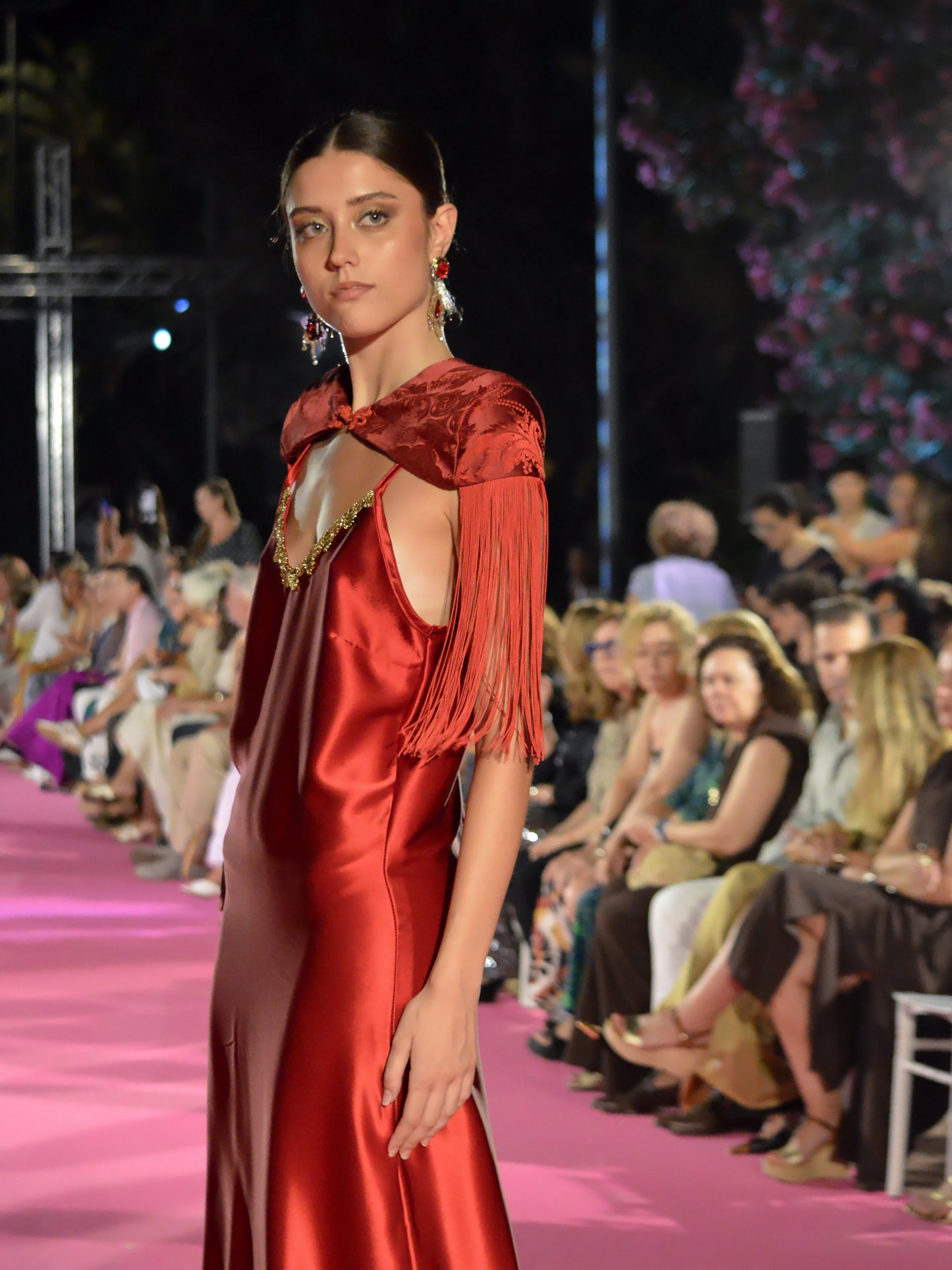 Conjunto Vestido Lencero Rojo y Capita Brocada Colección Mediterránea