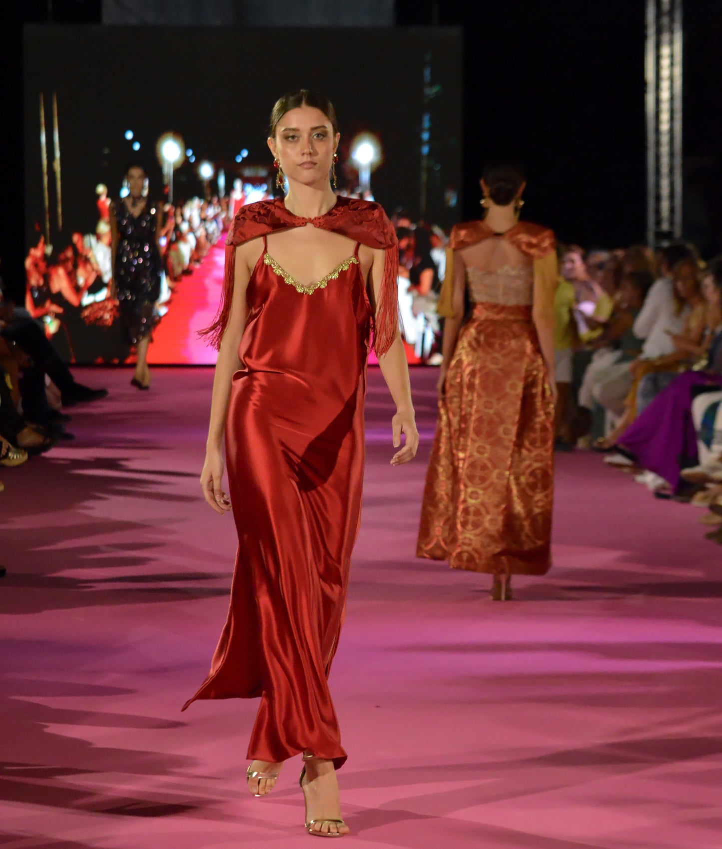 Conjunto Vestido Lencero Rojo y Capita Brocada Colección Mediterránea