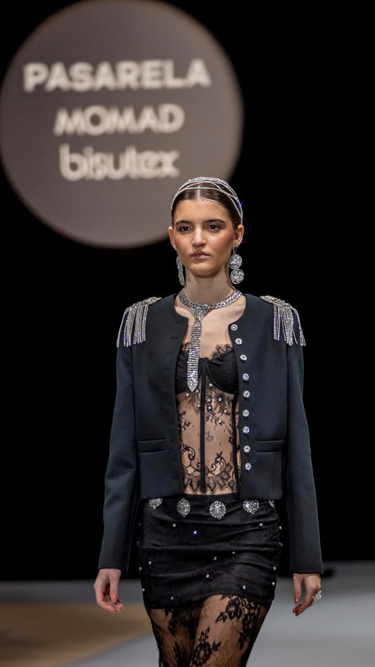 Conjunto Chaqueta  Negra con Corset más Falda Con Encaje+ Joyería